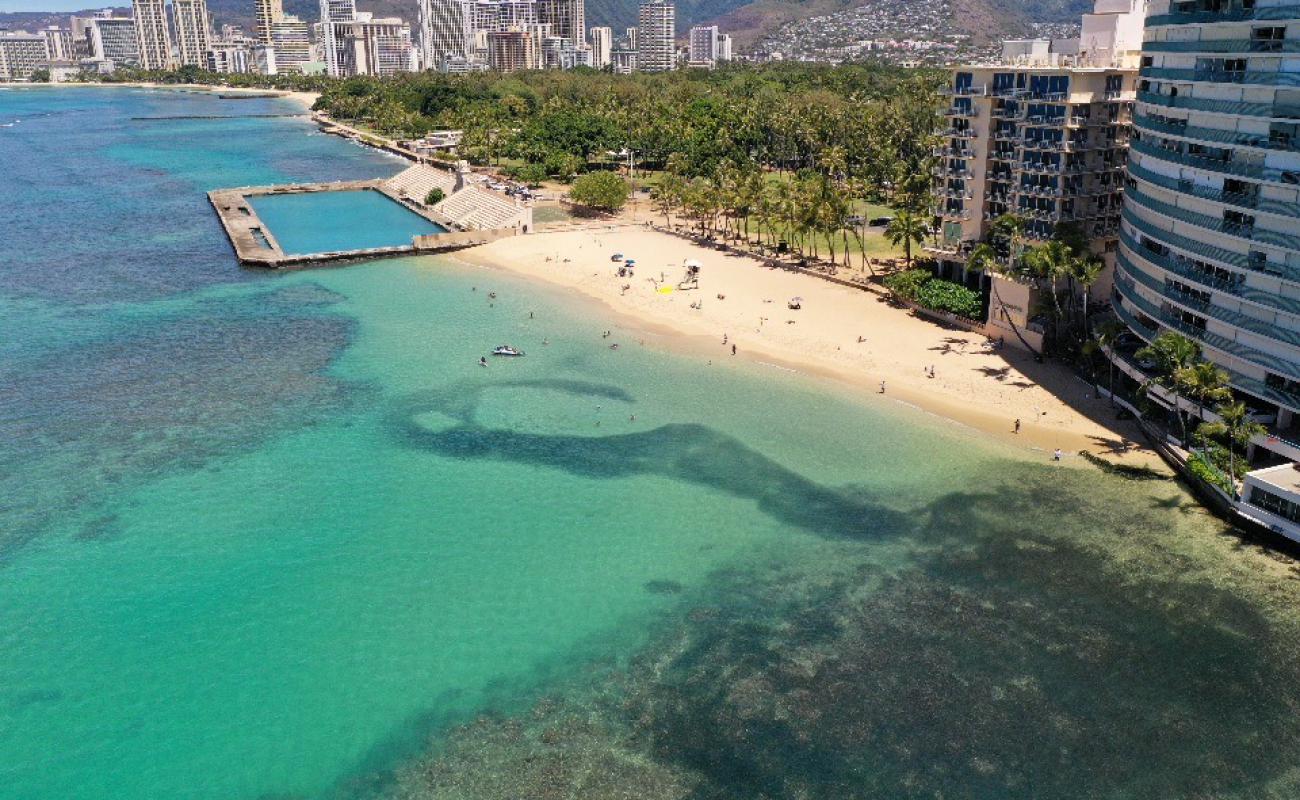 Photo de Kaimana Beach avec sable lumineux de surface