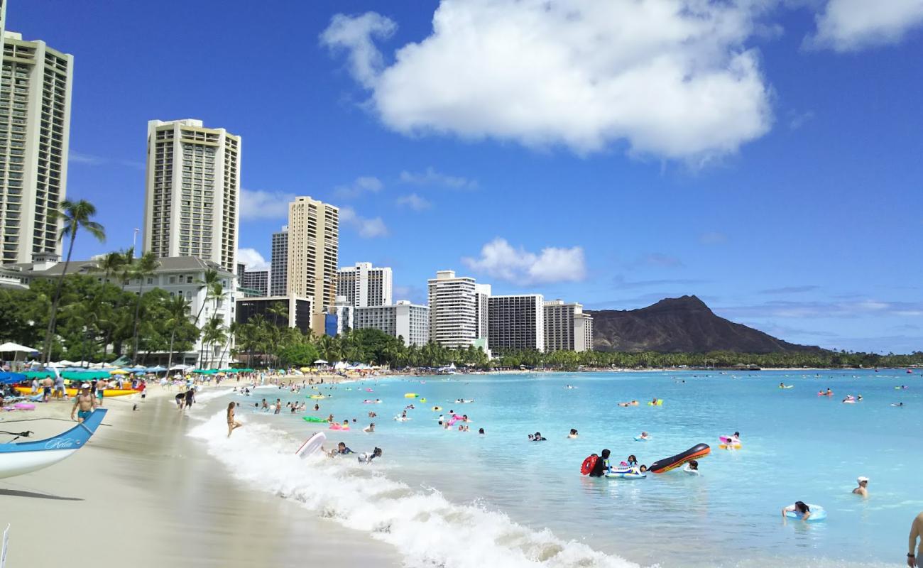 Photo de Plage de Waikiki avec sable fin et lumineux de surface