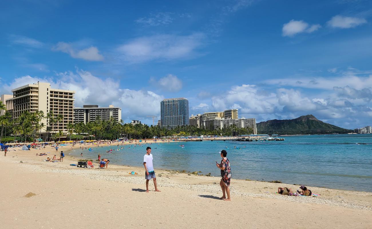 Photo de Plage de Kahanamoku avec sable fin et lumineux de surface