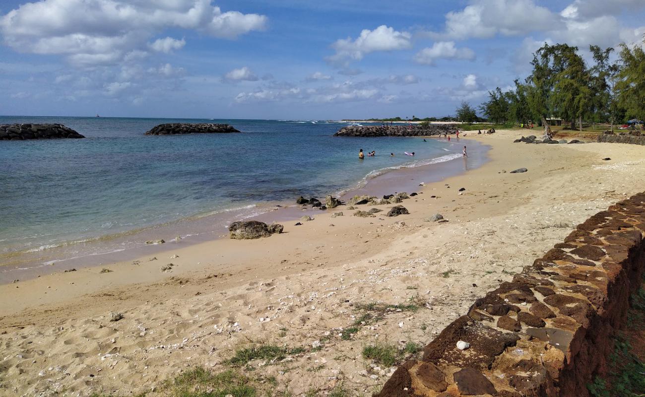 Photo de Sand Island Beach avec sable brillant et rochers de surface