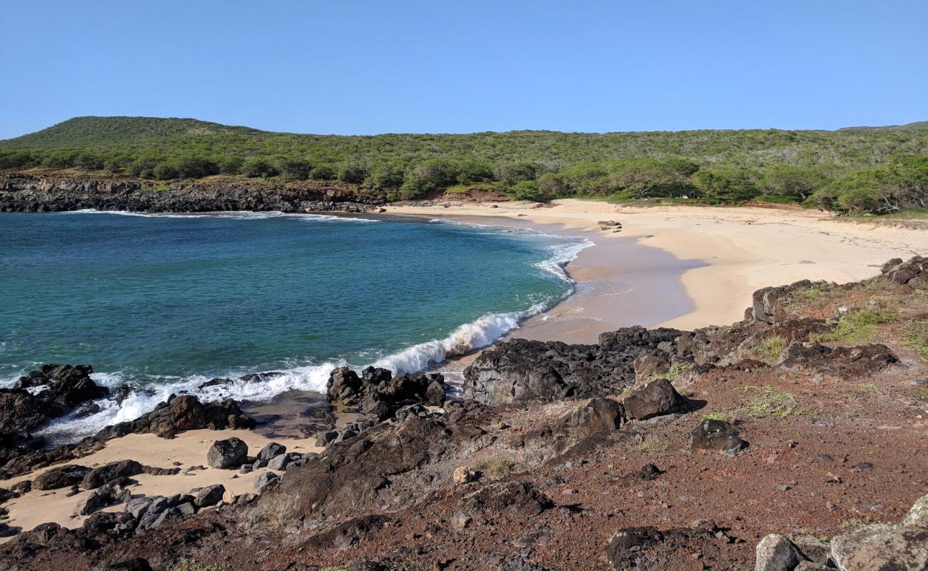 Photo de Kawakiu Beach avec sable beige de surface