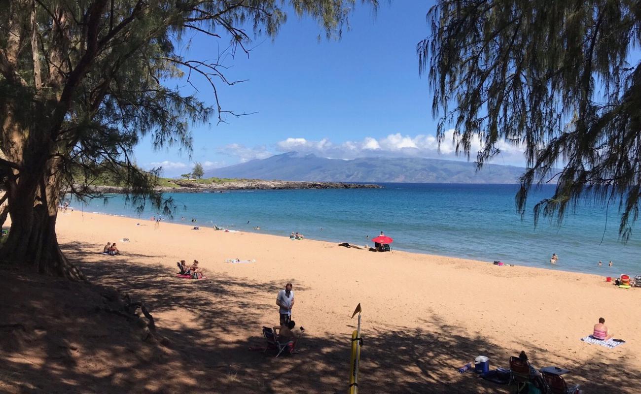 Photo de Paia Secret Beach avec sable lumineux de surface