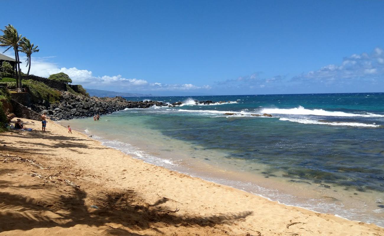 Photo de Kuau Cove Beach avec sable brillant et rochers de surface