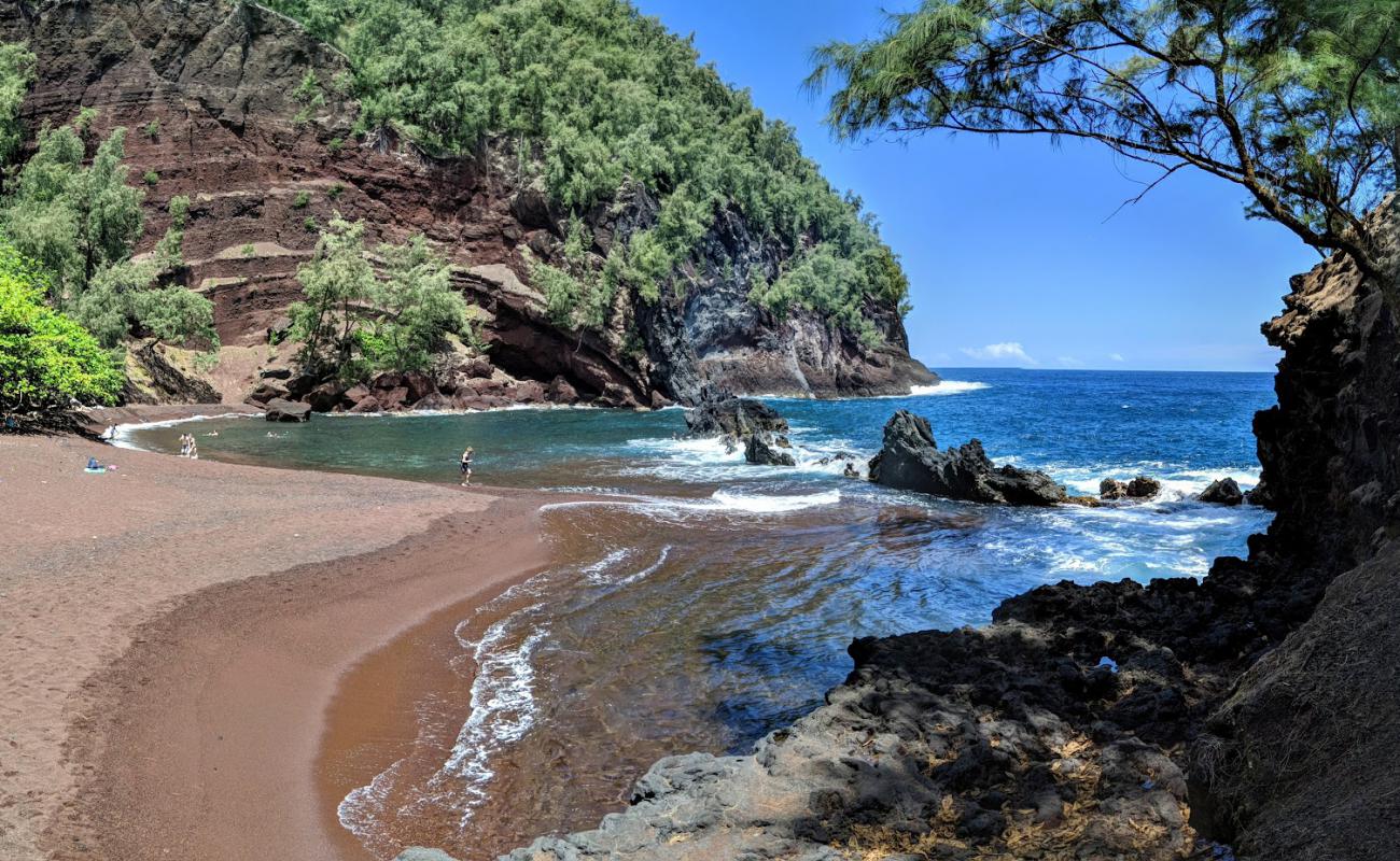 Photo de Plage de Kaihalulu avec caillou fin brun de surface