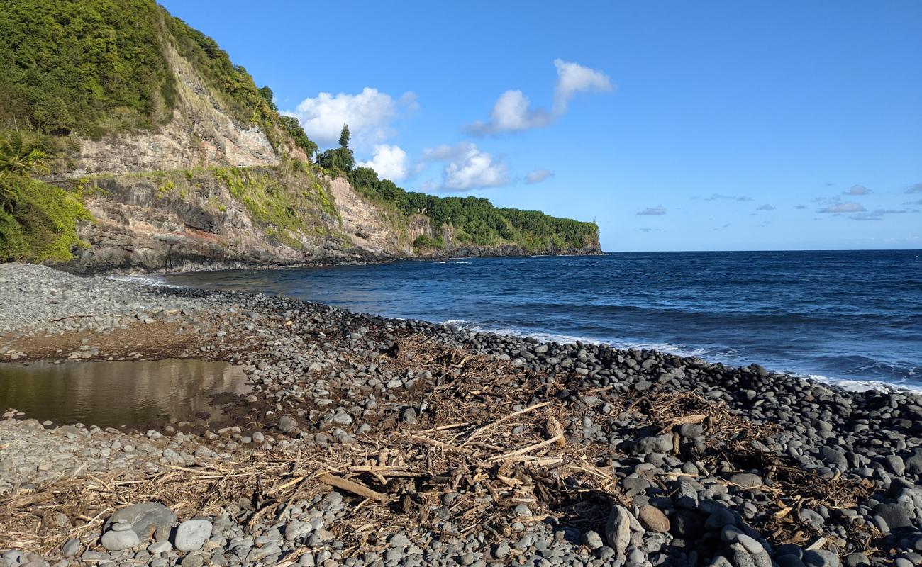 Photo de Kaapahu Bay Beach avec galets noirs de surface