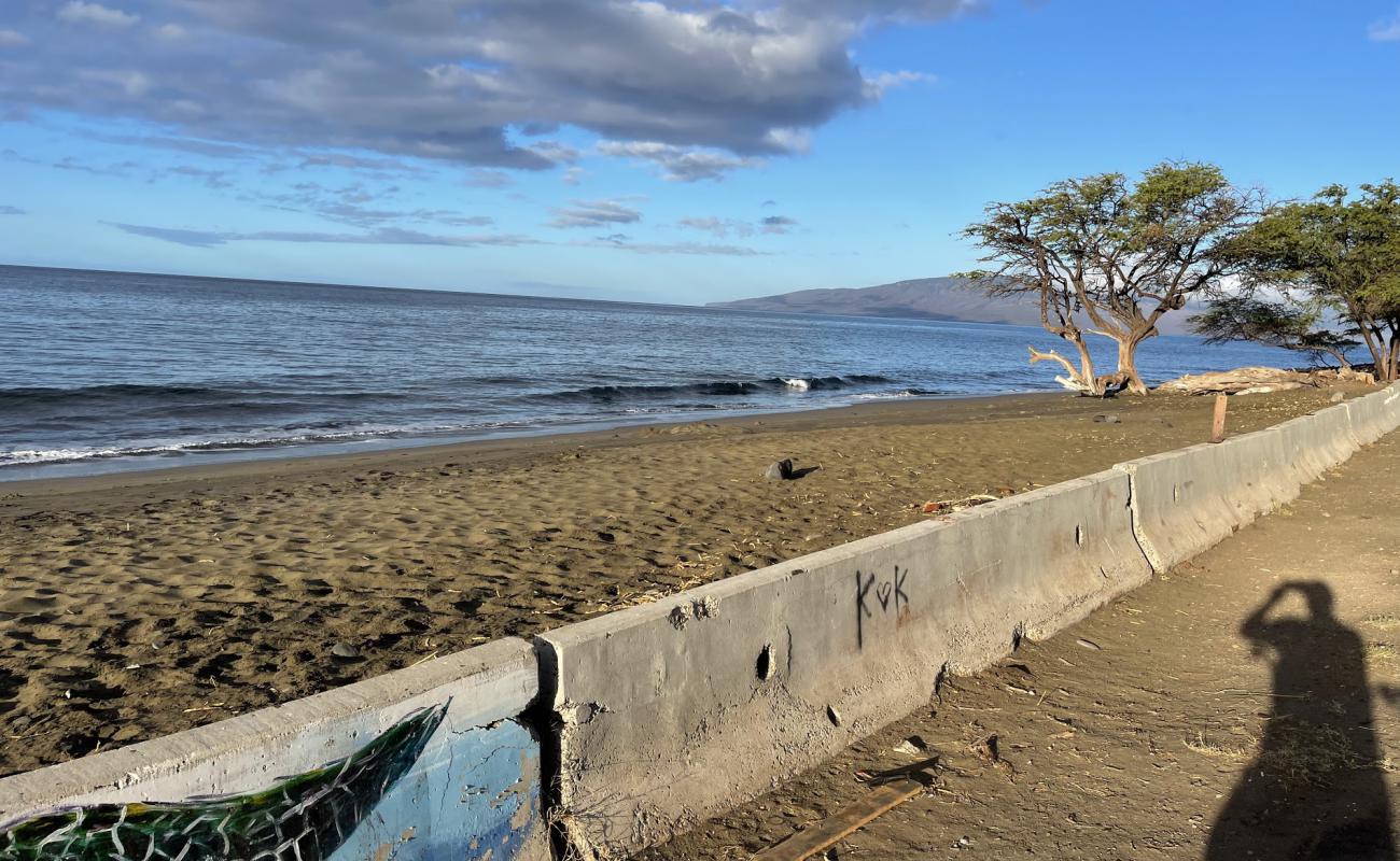 Photo de Awalua Beach avec sable gris avec caillou de surface