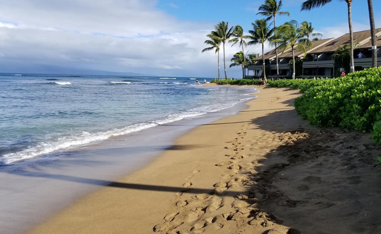 Photo de Secret Beach avec sable brillant et rochers de surface