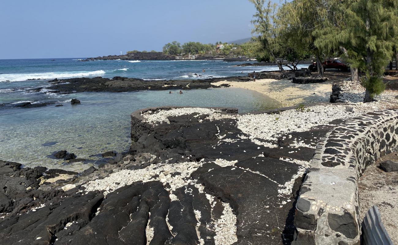 Photo de Miloli'i Beach avec sable brillant et rochers de surface