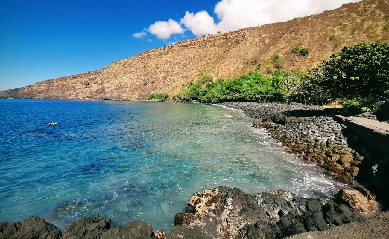 Photo de Kealakekua Beach avec caillou noir de surface