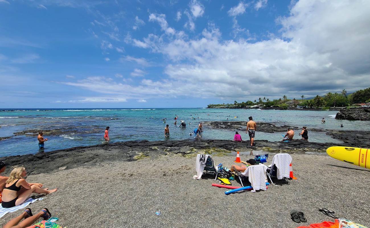 Photo de Kahalu'u Beach avec sable gris avec roches de surface