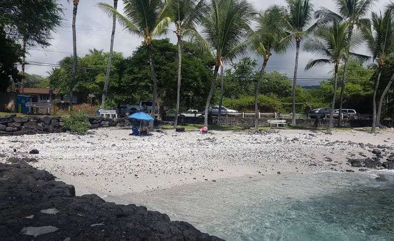 Photo de Pahoehoe Beach avec sable brillant et rochers de surface