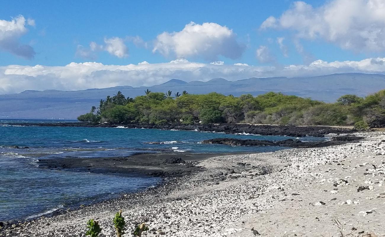 Photo de Holoholokai Beach avec sable gris avec roches de surface