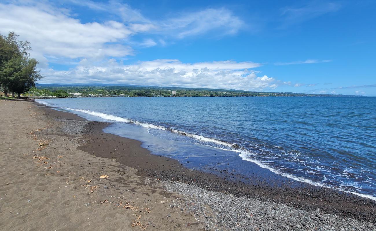 Photo de Hilo Bayfront Beach avec sable brun de surface