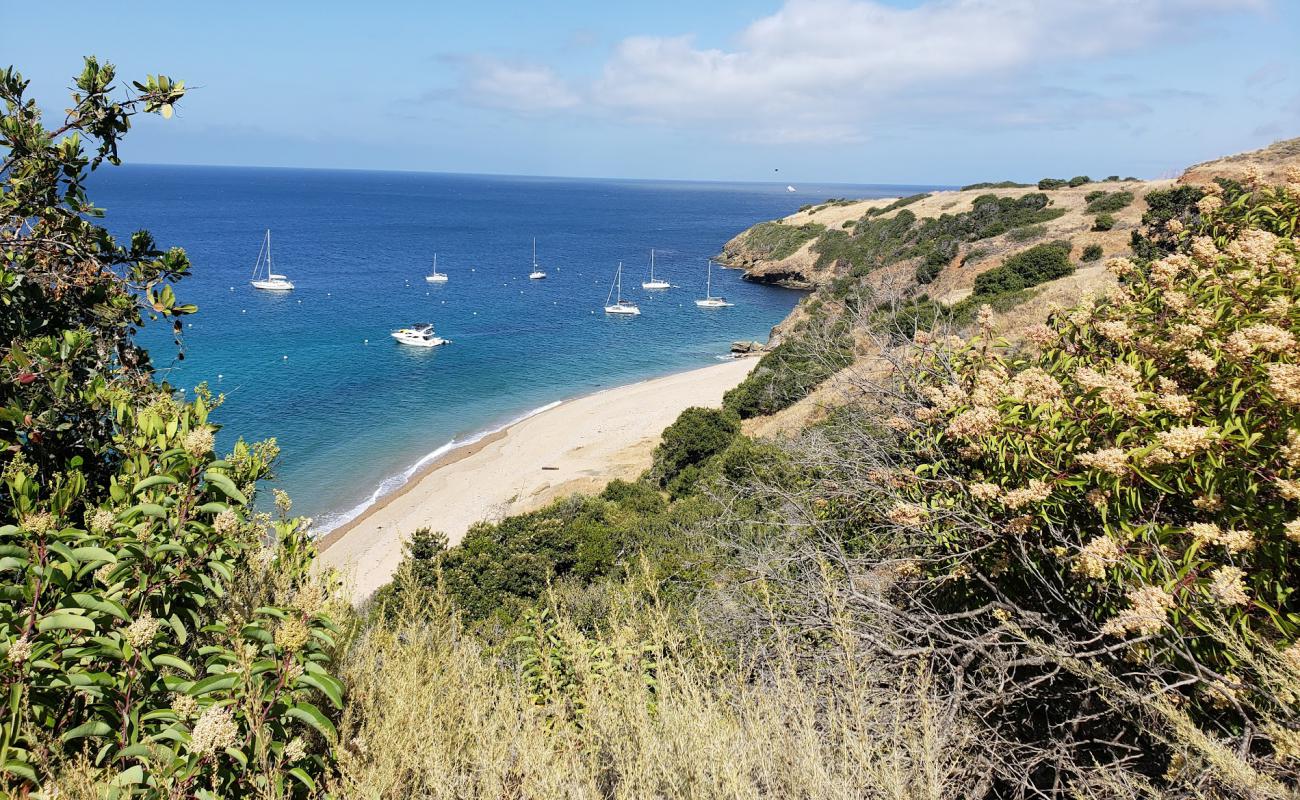 Photo de Emerald Bay beach avec petits galets beige de surface