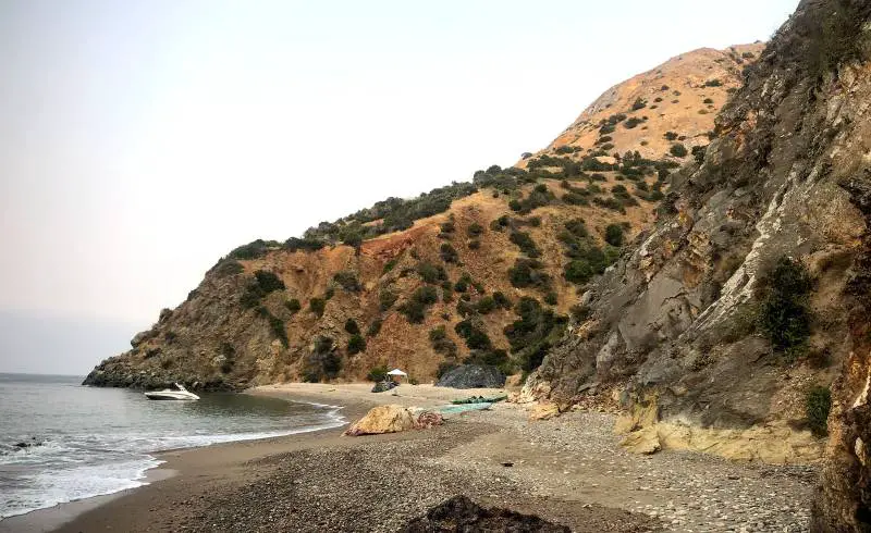 Photo de Goat Harbor Campsite avec sable beige & galets de surface