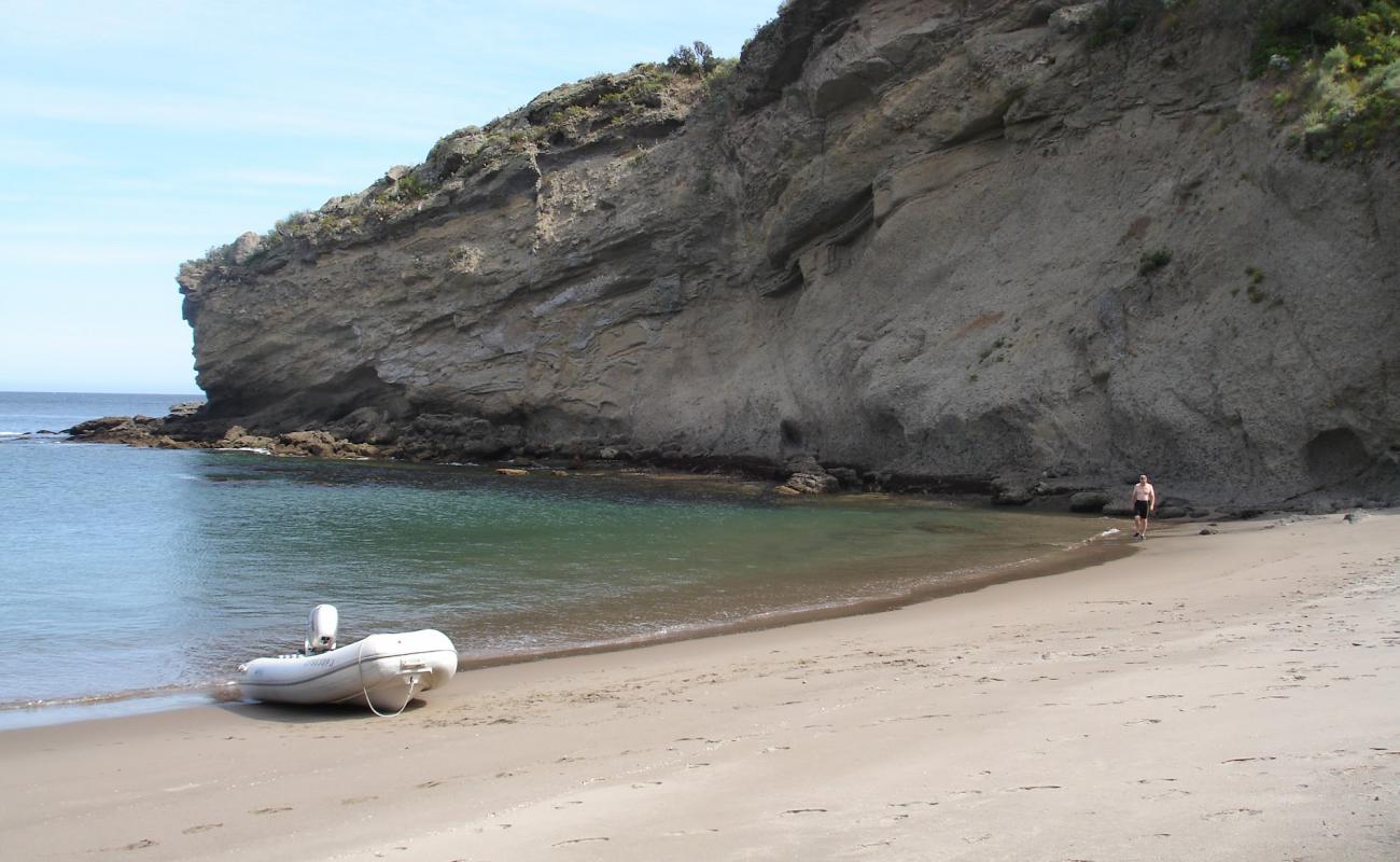 Photo de Coches Prietos beach avec sable beige de surface