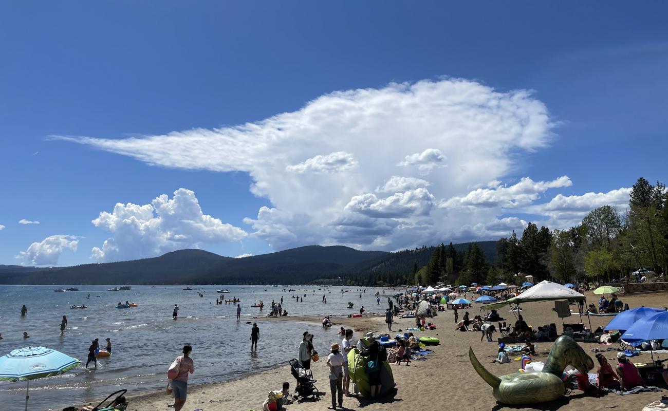 Photo de North Tahoe Beach avec sable lumineux de surface