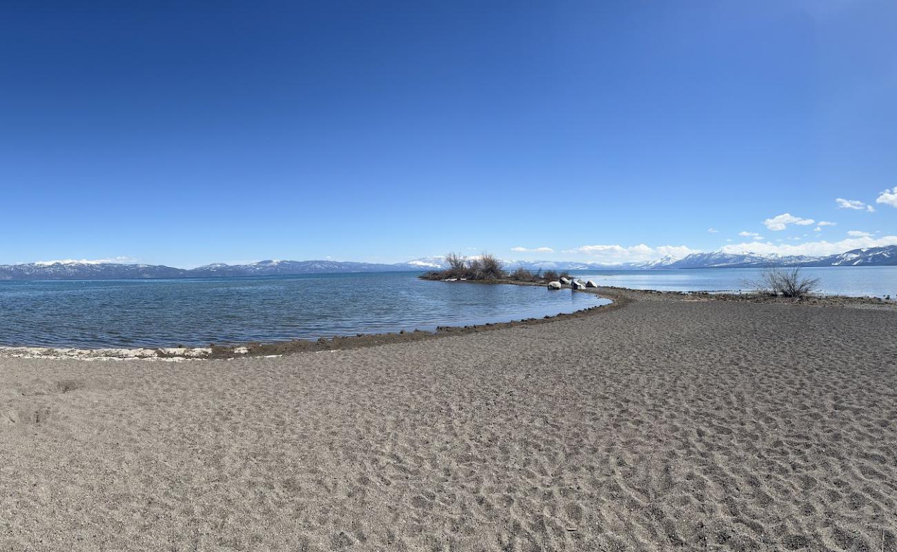 Photo de Lake Forest Beach avec sable gris avec roches de surface