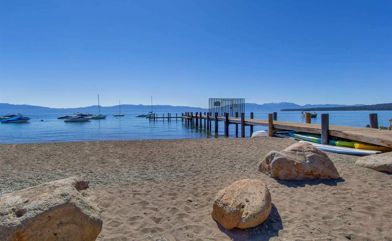 Photo de Tahoe Pines Beach avec sable gris de surface