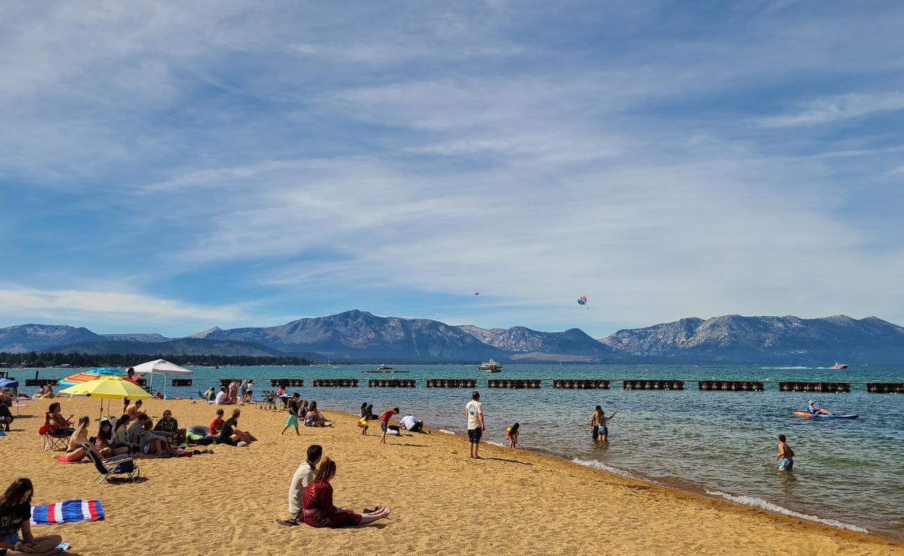 Photo de Lakeside Beach avec sable lumineux de surface