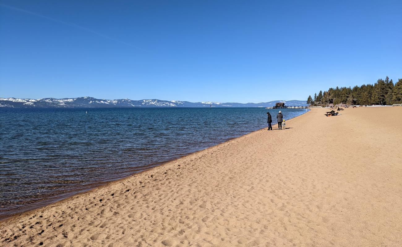 Photo de Nevada Beach avec sable lumineux de surface