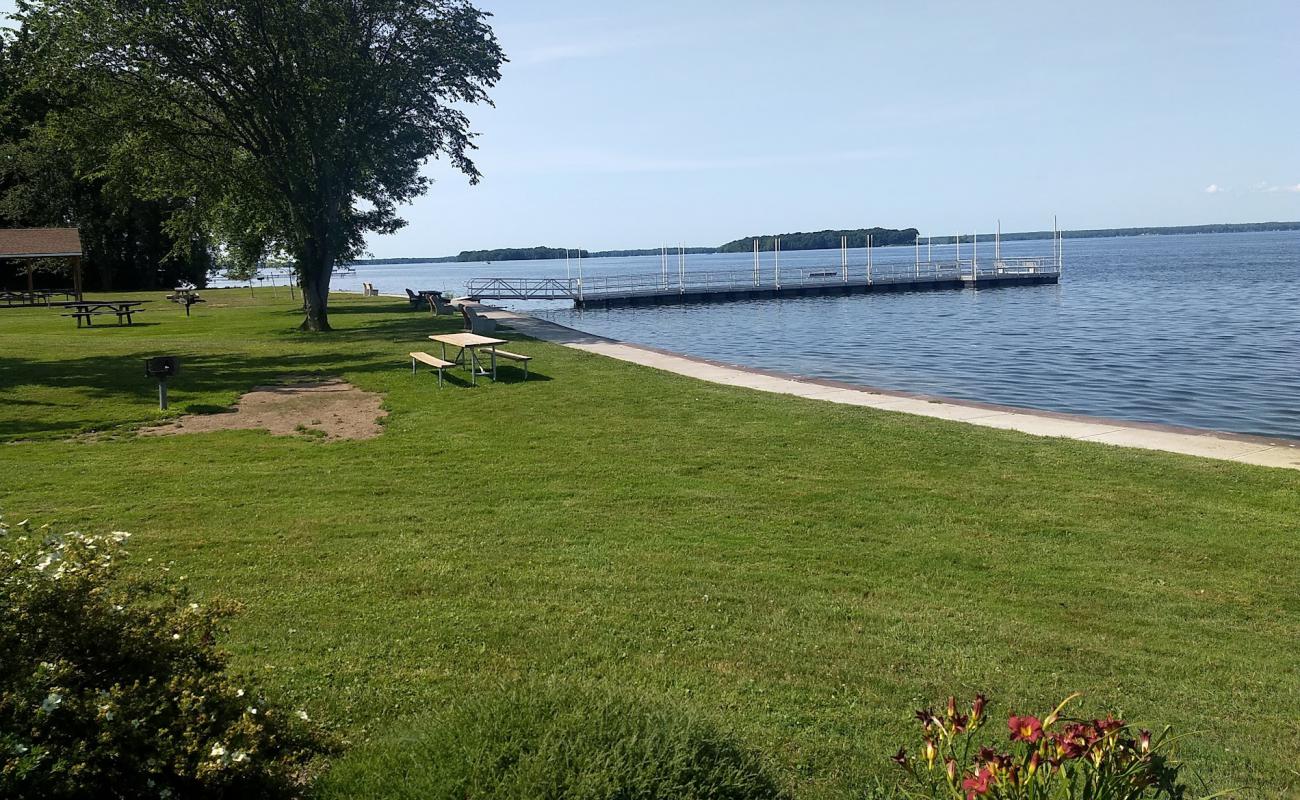 Photo de Lakeshore beach avec sable beige de surface