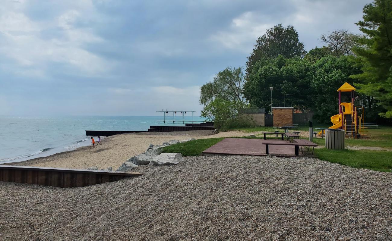 Photo de Burtchville Twp. Beach avec petits galets beige de surface