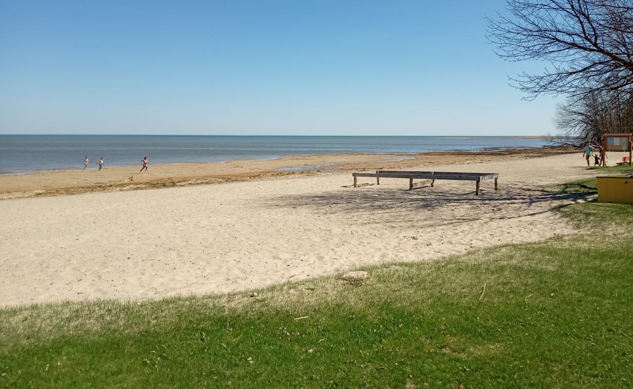 Photo de Bay County Pinconning Park Beach avec sable lumineux de surface