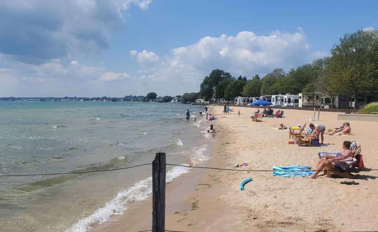 Photo de East Tawas City Park Beach avec sable lumineux de surface