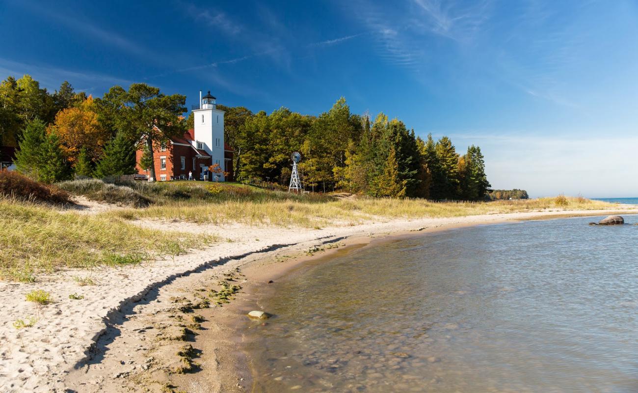 Photo de 40 Mile Point Lighthouse avec sable lumineux de surface