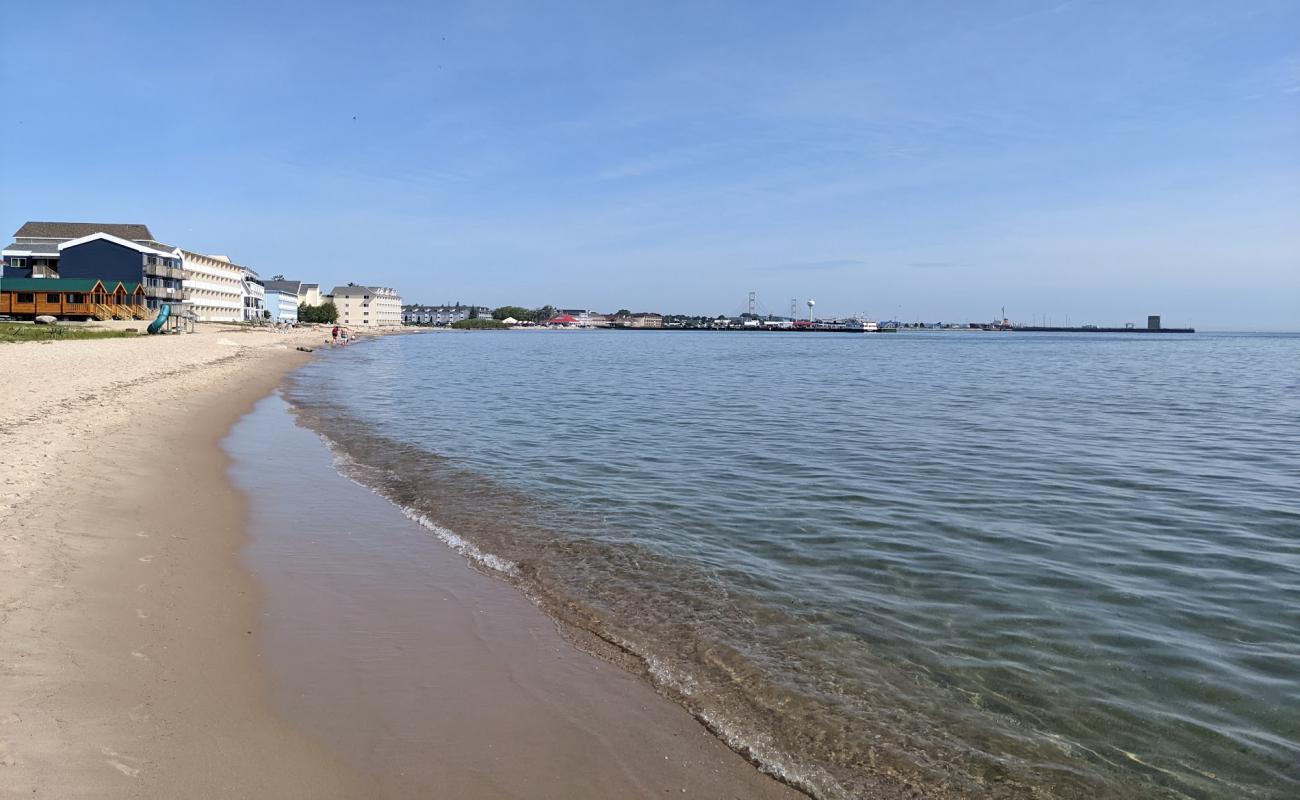 Photo de Bridge Vista Beach Hotel avec sable beige fin de surface