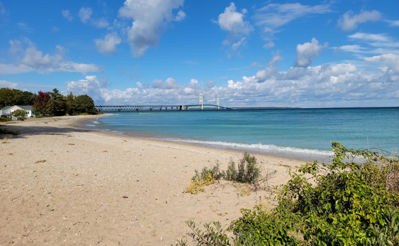 Photo de Gary R Williams Park Beach avec sable gris avec caillou de surface