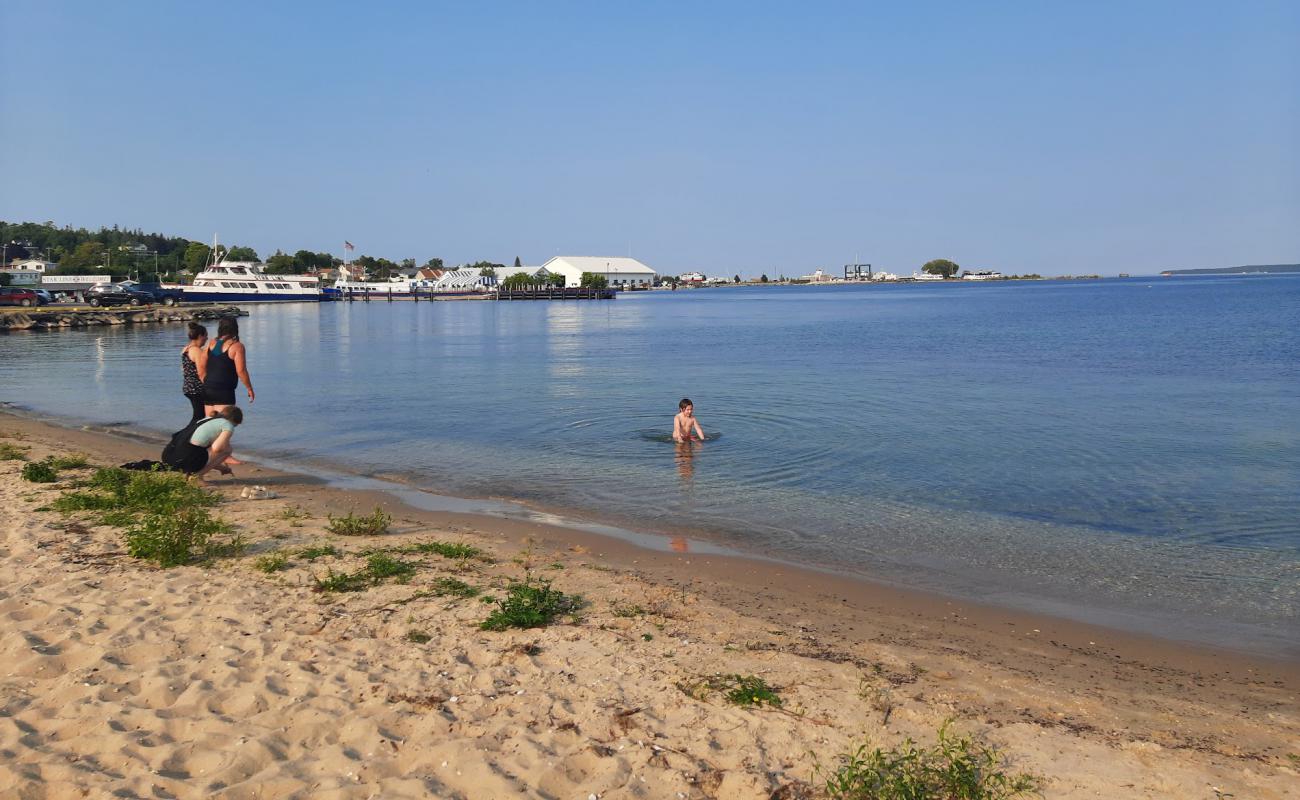 Photo de Kiwanis Beach avec sable lumineux de surface