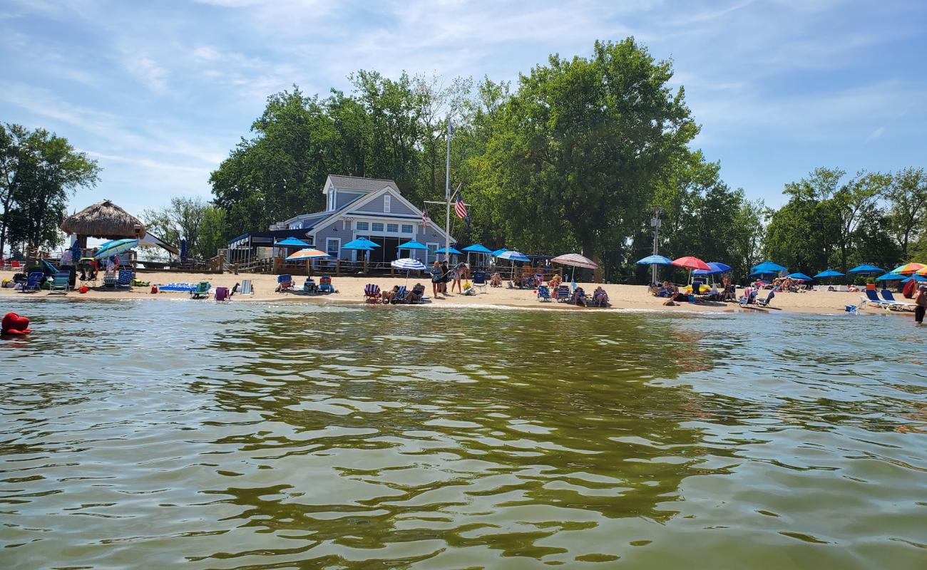 Photo de The Shores Club Beach avec sable lumineux de surface