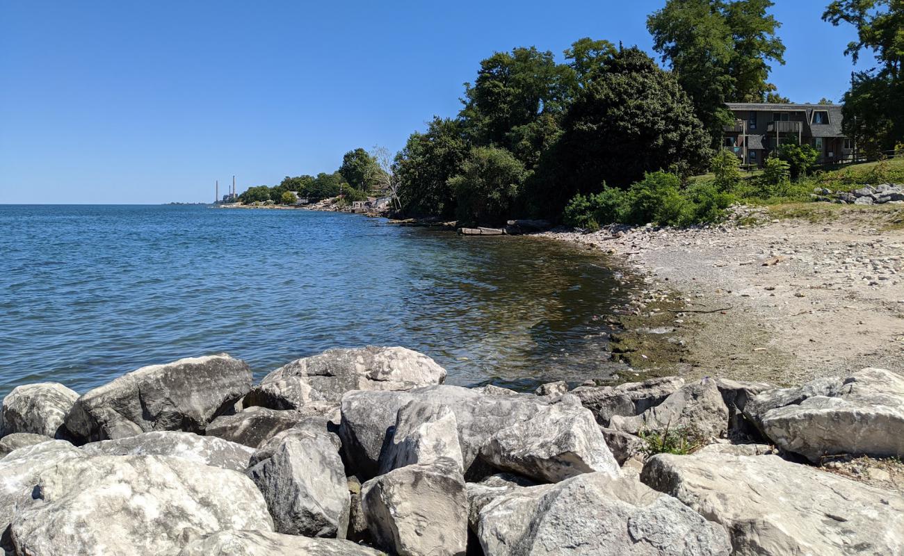 Photo de Sheffield Lake Beach avec sable gris & galets de surface
