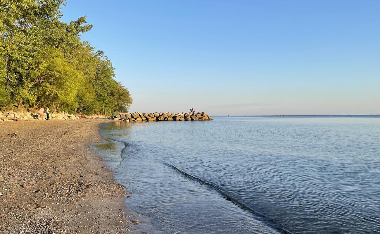 Photo de Perkins Beach avec sable gris & galets de surface