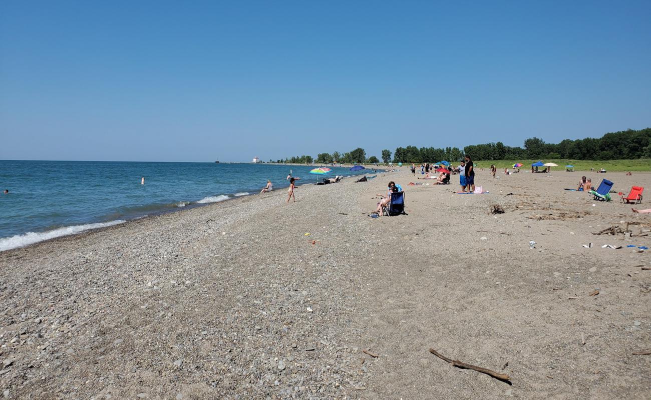 Photo de Headlands Beach avec sable gris & galets de surface