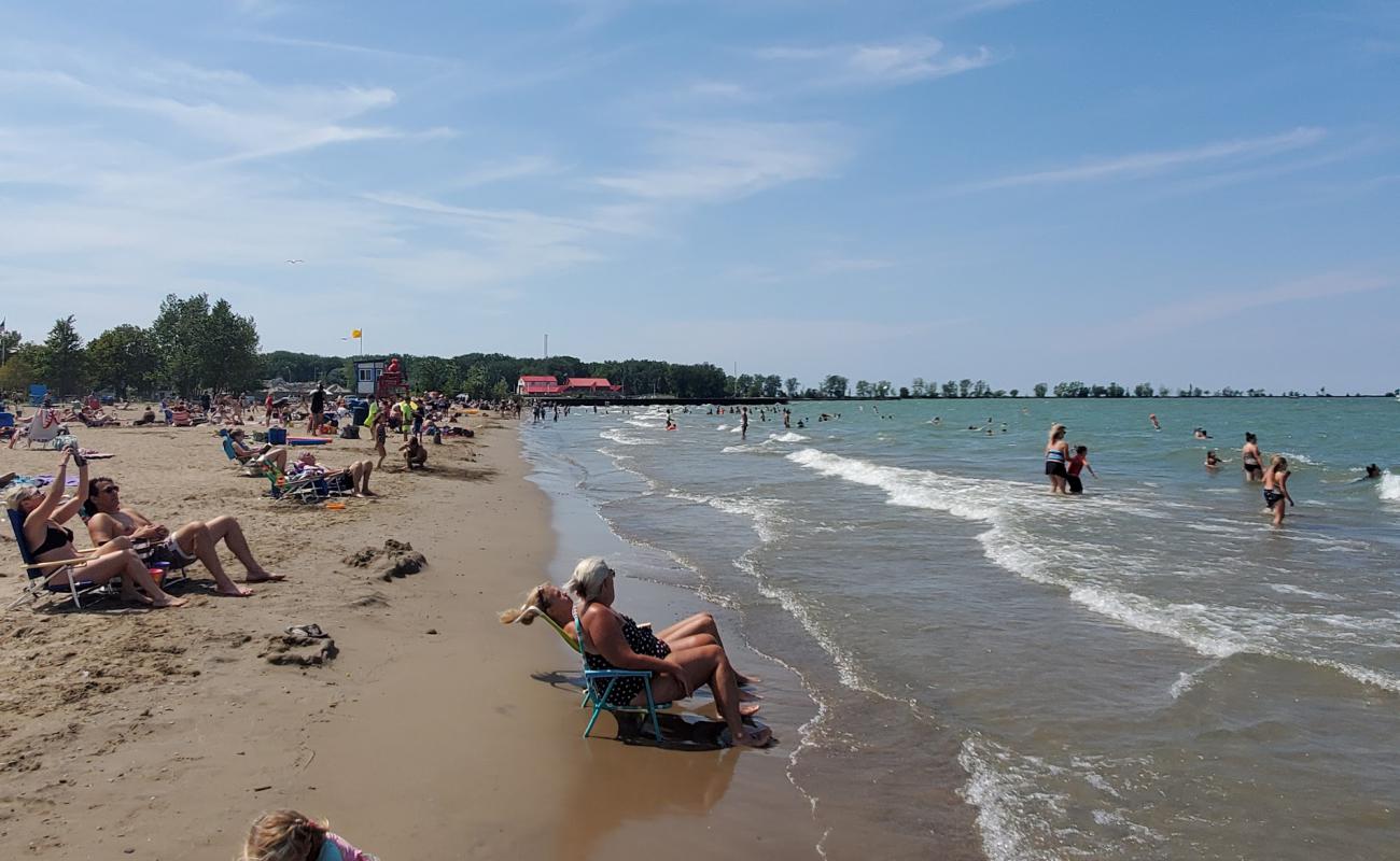 Photo de Fairport Harbor Beach avec sable beige de surface