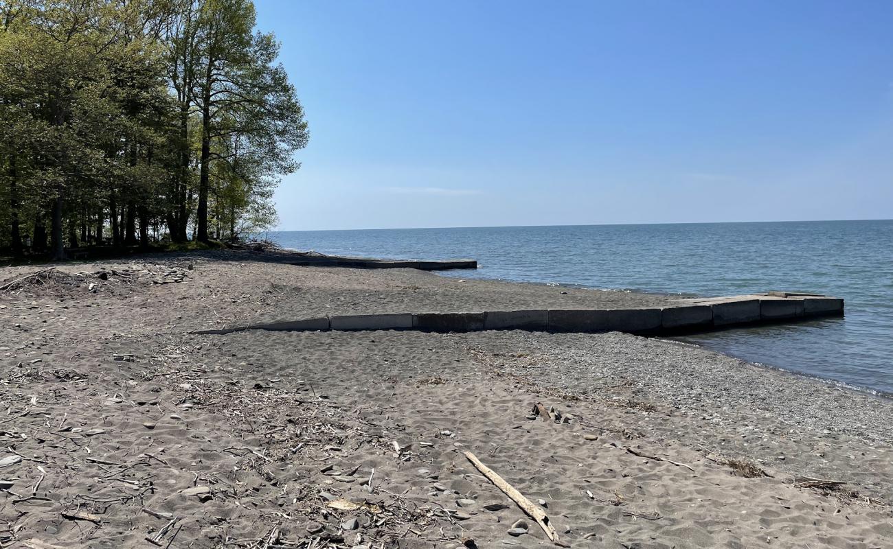 Photo de Raccoon Beach avec sable gris & galets de surface