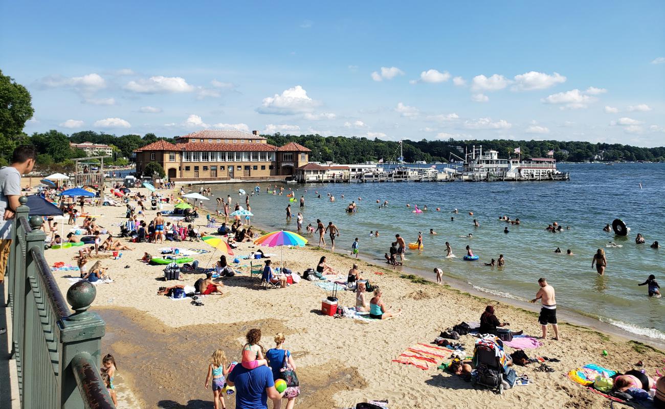 Photo de Lake Geneva Beach avec sable lumineux de surface