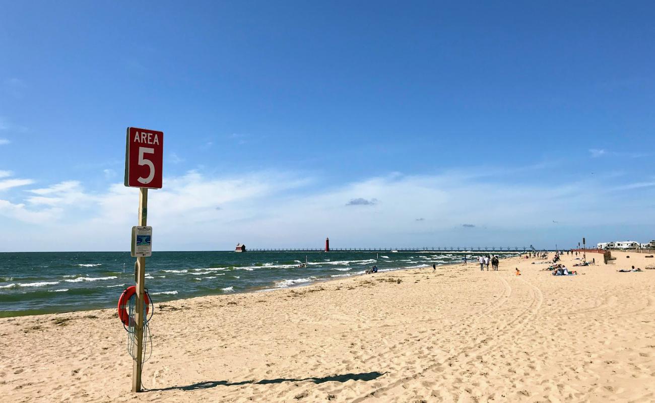 Photo de Grand Haven City Beach avec sable lumineux de surface