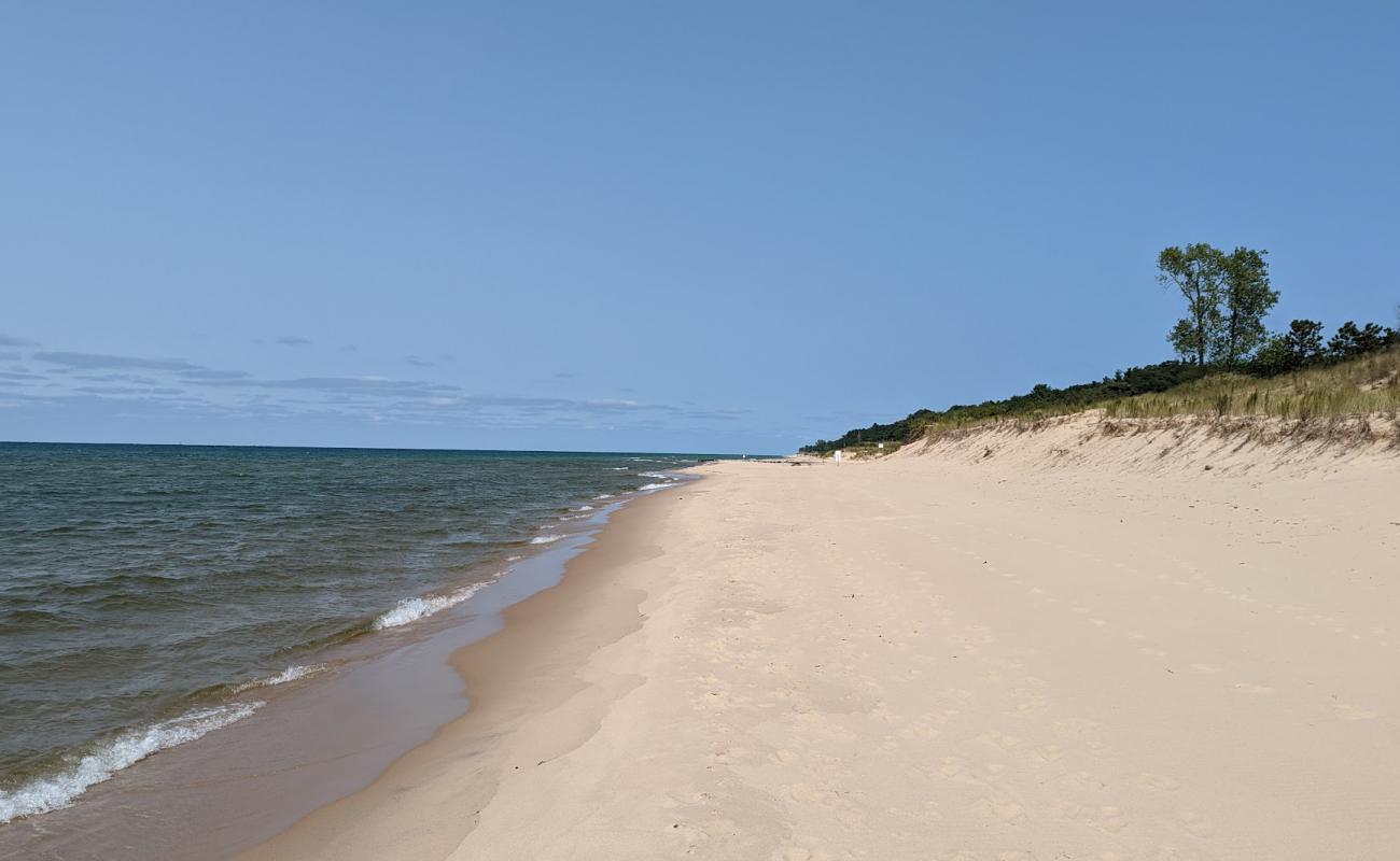 Photo de Benona Township Beach avec sable fin et lumineux de surface