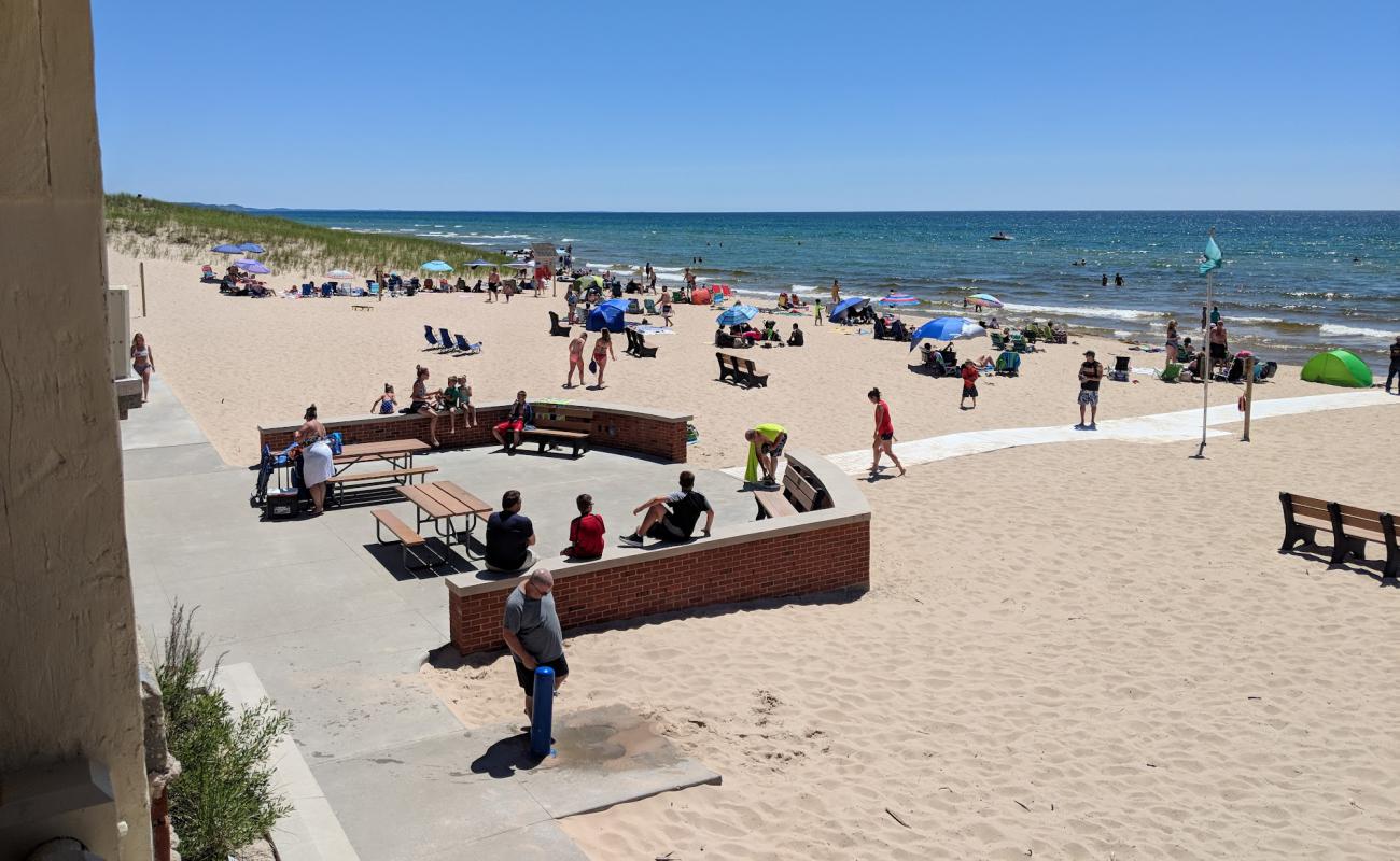 Photo de Ludington State Park Beach avec sable lumineux de surface