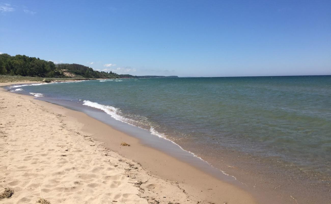 Photo de 1st Street Beach Manistee avec sable beige fin de surface