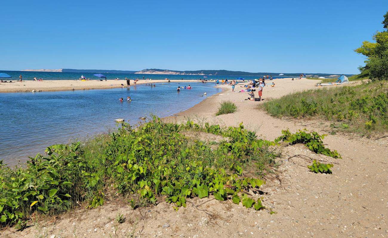 Photo de Platte River Beach avec sable lumineux de surface