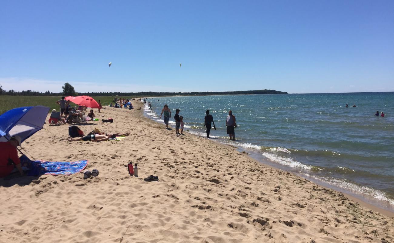 Photo de Peterson Beach avec sable lumineux de surface