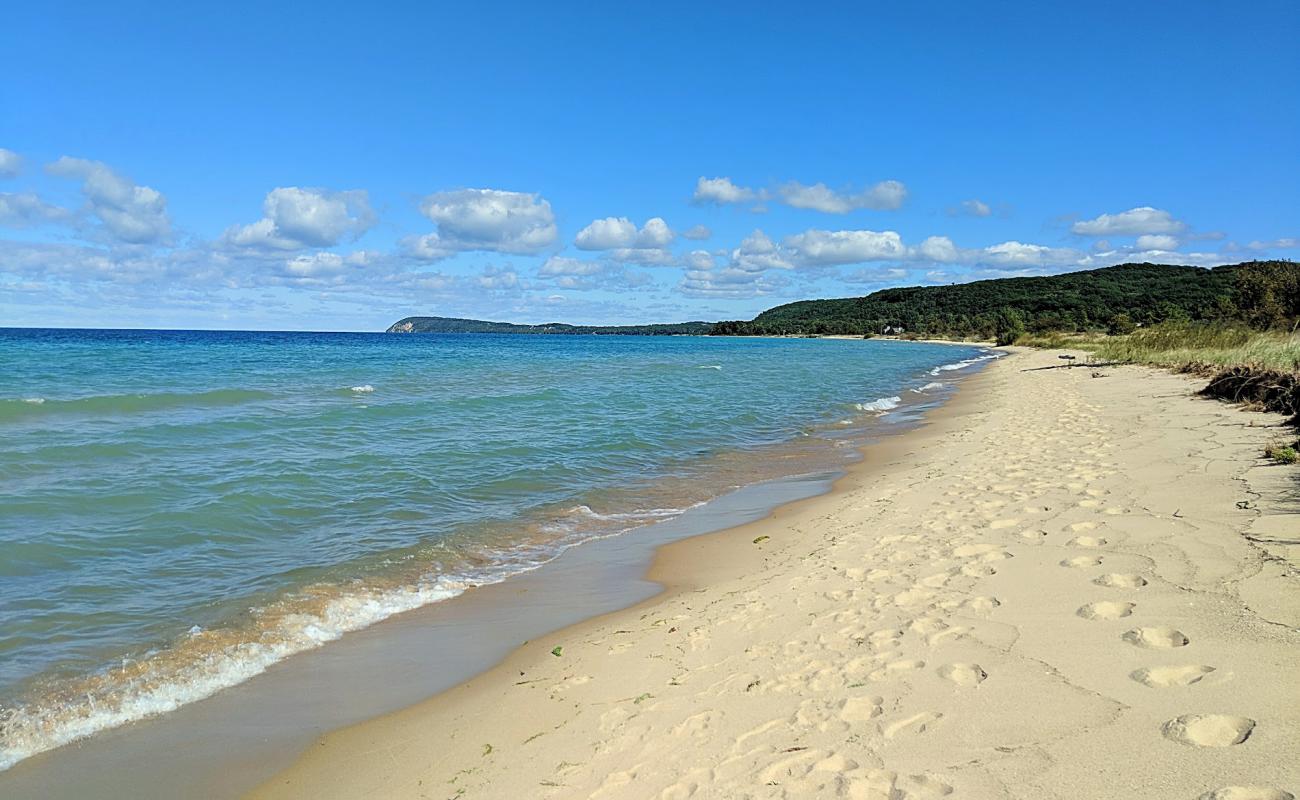 Photo de Good Harbor Bay Beach avec sable lumineux de surface