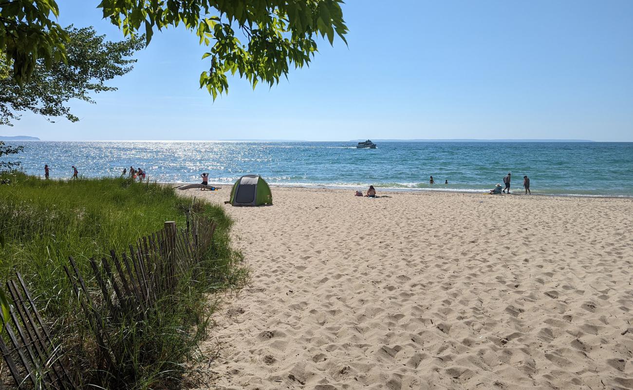 Photo de Van's Beach avec sable lumineux de surface