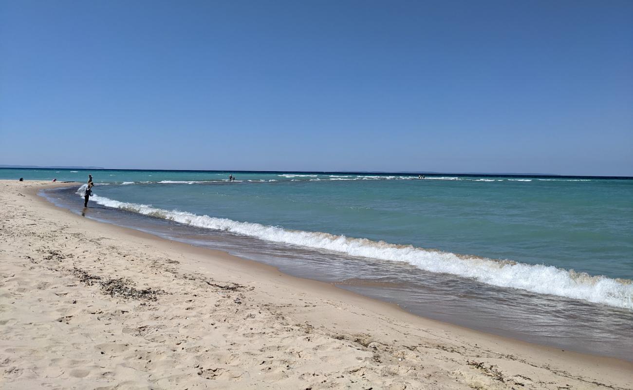 Photo de Onomonee Road Beach avec sable lumineux de surface