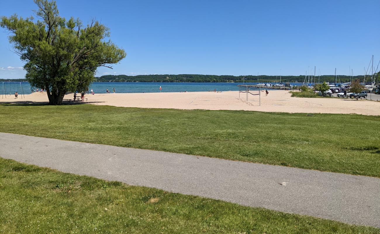 Photo de Suttons Bay Beach avec sable lumineux de surface